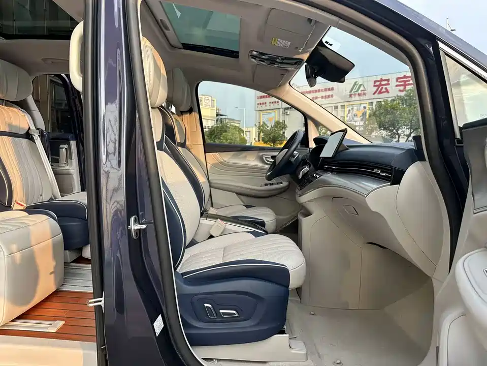 Roewe iMAX8