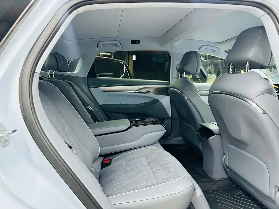 VOYAH Lantu chasing light