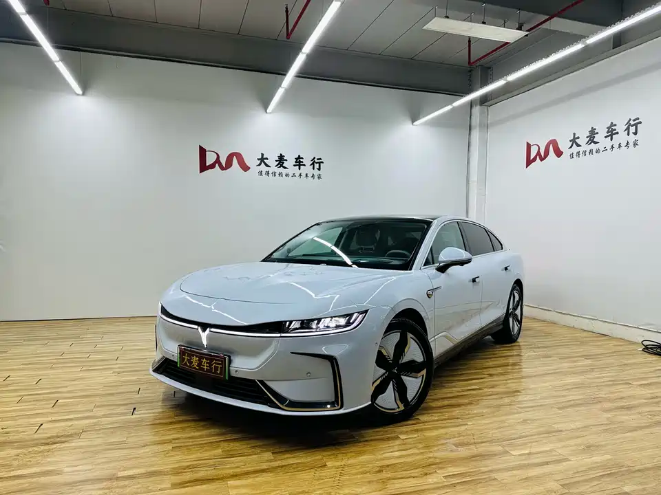 VOYAH Lantu chasing light