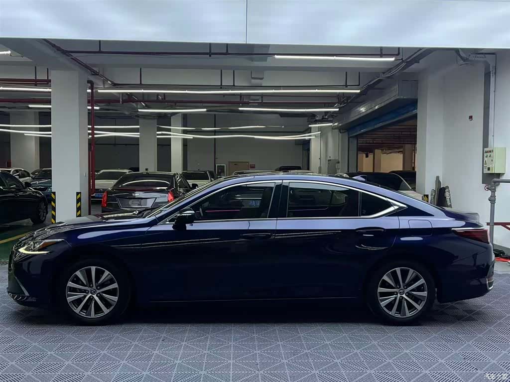 Lexus ES, 2019 3
