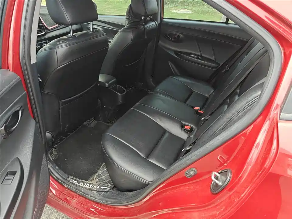 Toyota YARiS L to enjoy