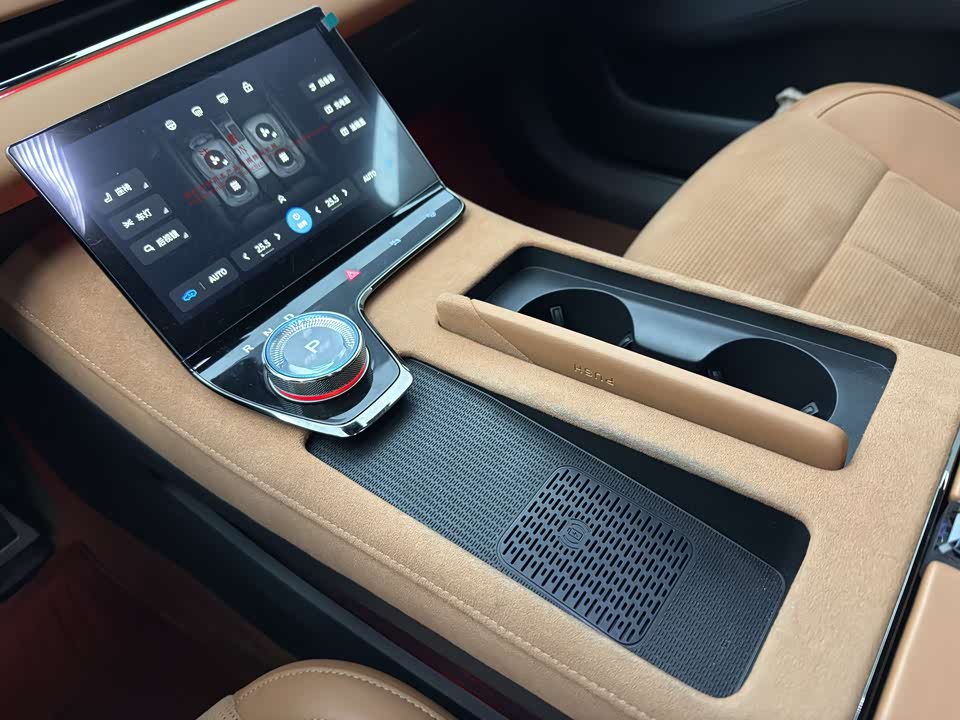 VOYAH Lantu chasing light