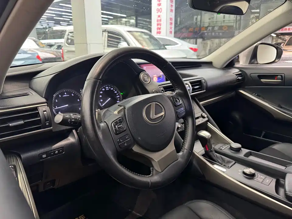 Lexus IS