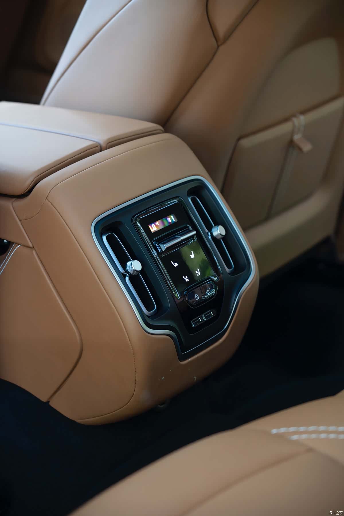 Aston Martin DBX, 2023 15