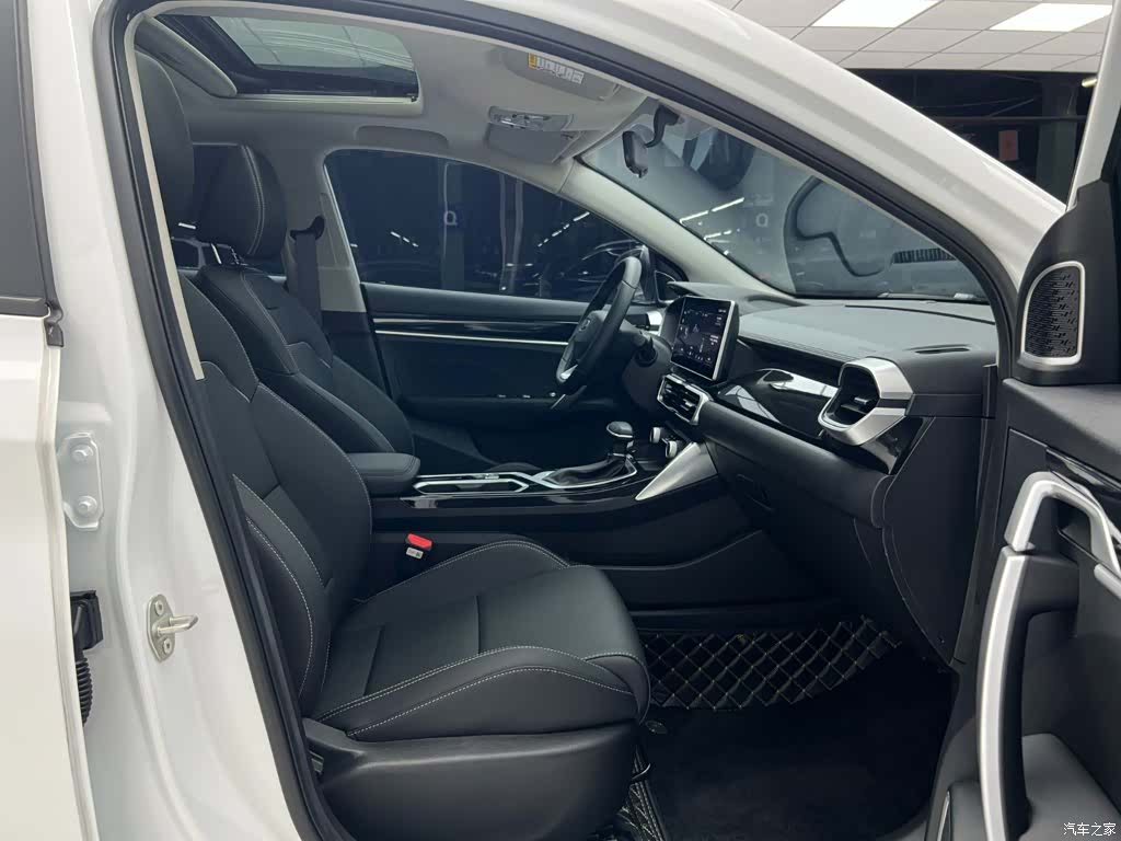 Geely Coolray, 2025 10