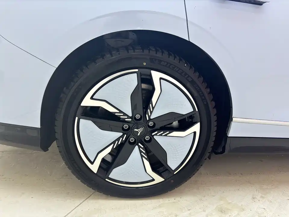 VOYAH Lantu chasing light