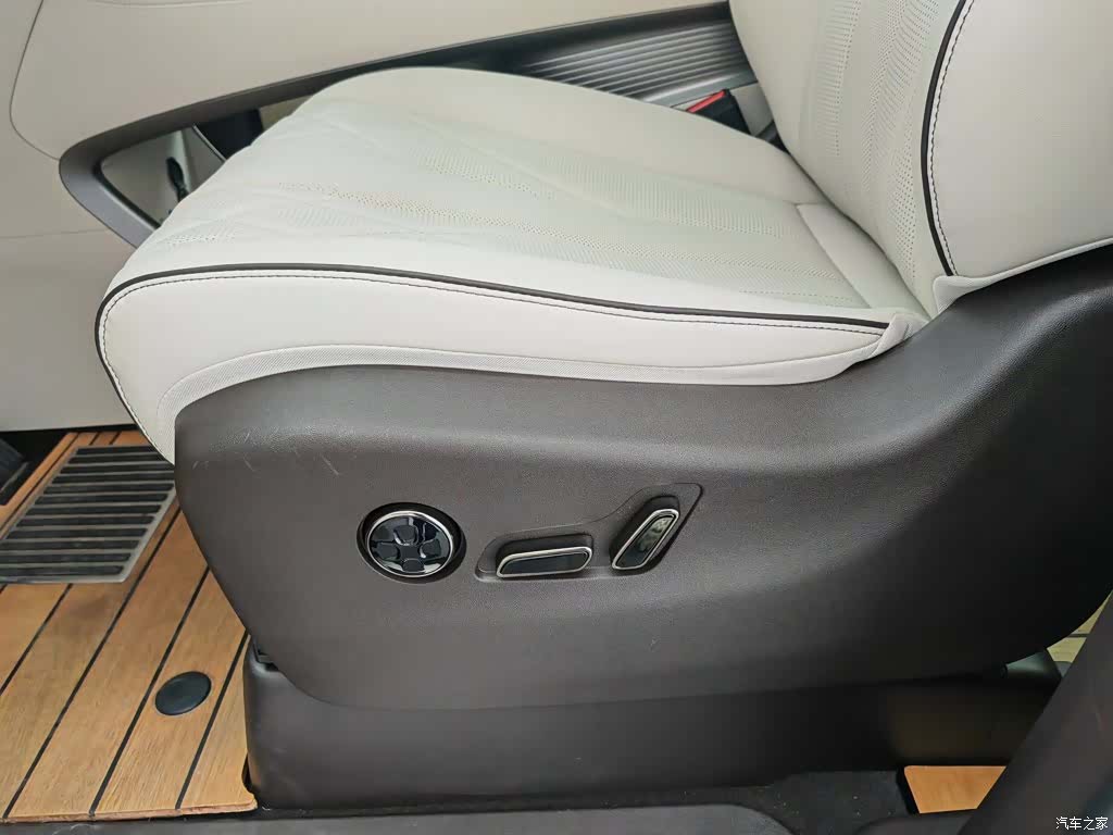 Denza D9, 2025 20