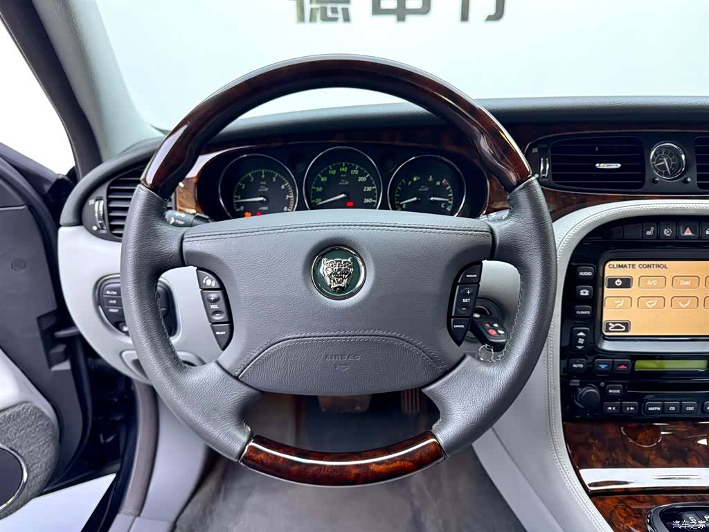Jaguar XJ, 2009 13