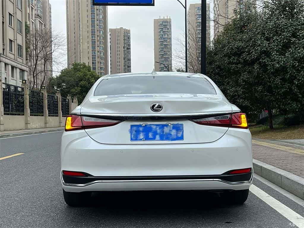 Lexus ES, 2024 4