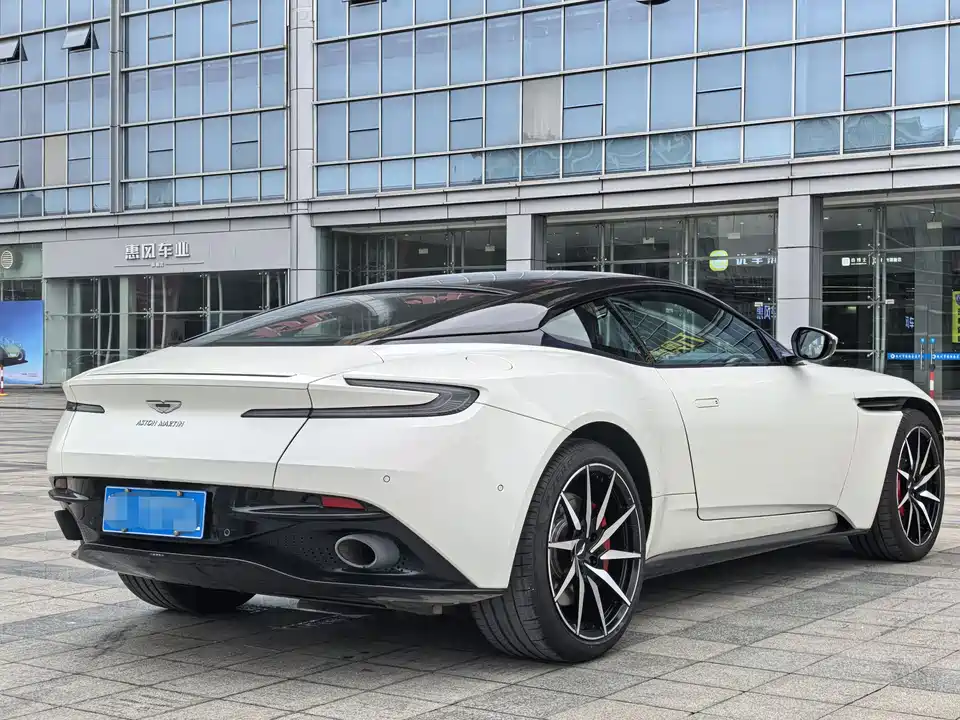 Aston Martin DB11