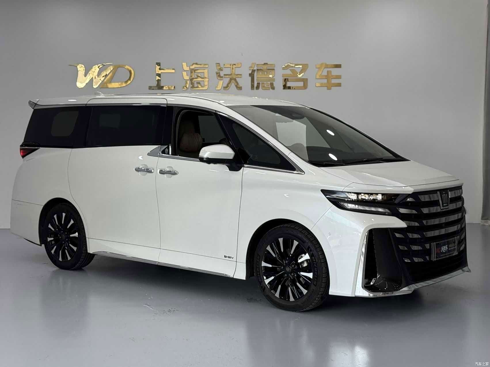 Toyota Alphard, 2024 3