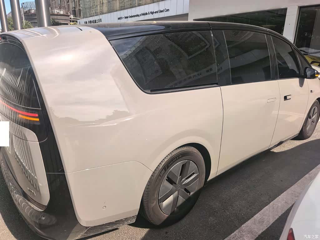 Li Auto MEGA, 2025 3