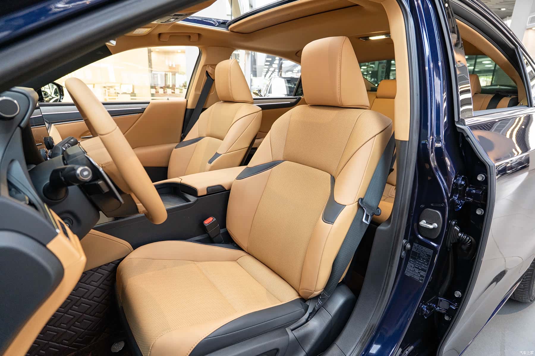 Lexus ES, 2025 11