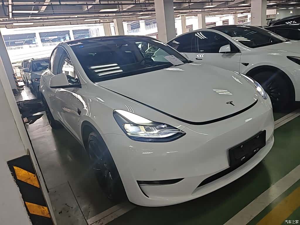 Tesla Model Y, 2022 4