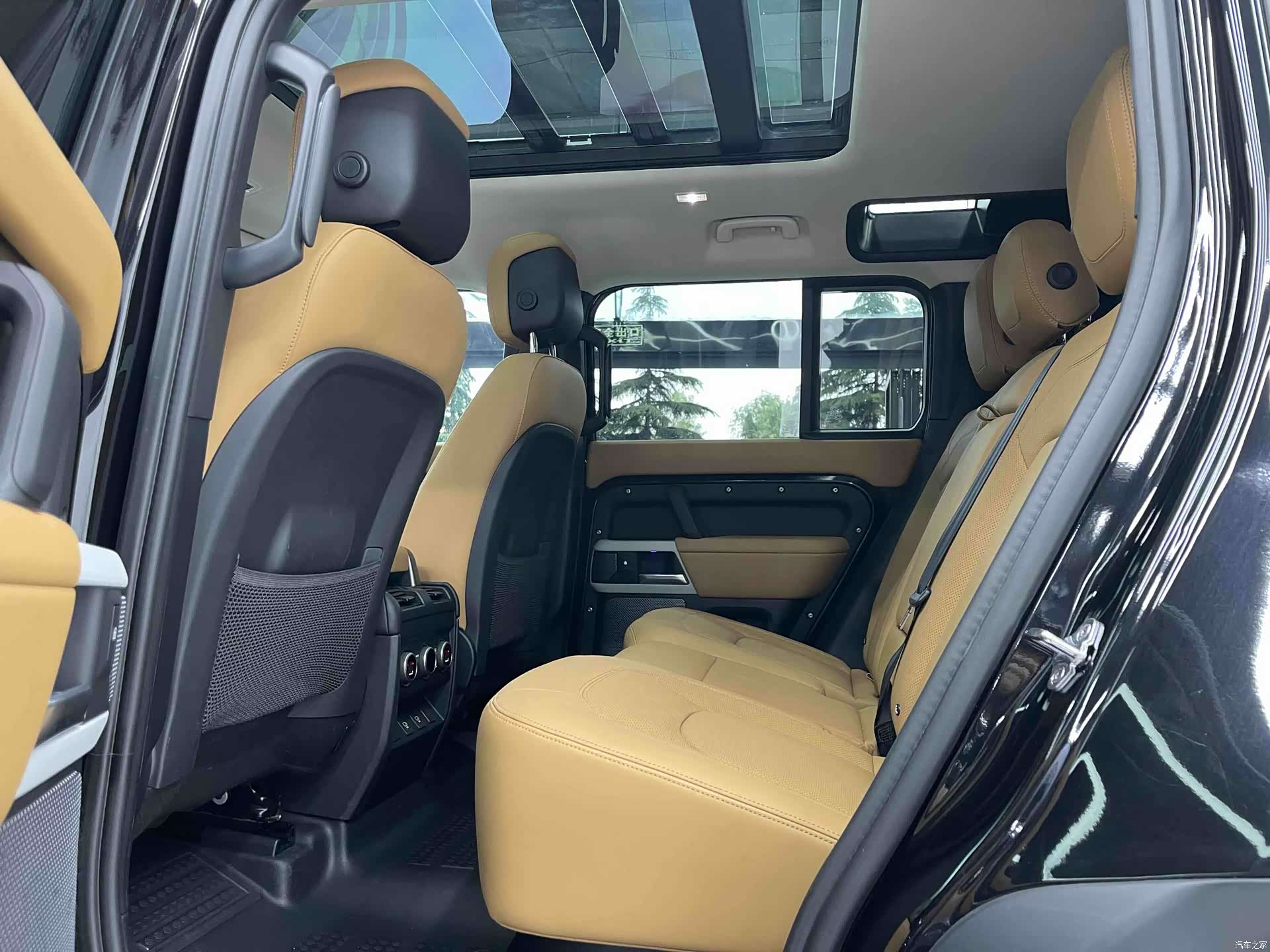 Land Rover Defender, 2024 4