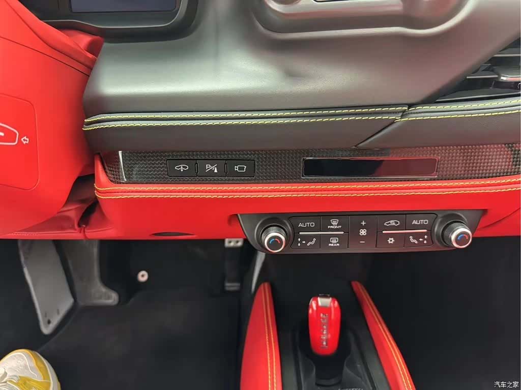 Ferrari F8, 2021 9