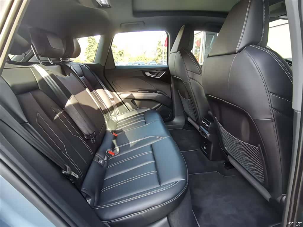 Audi Q4 e-tron, 2024 13