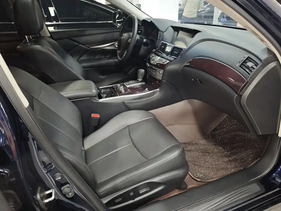Infiniti Q70