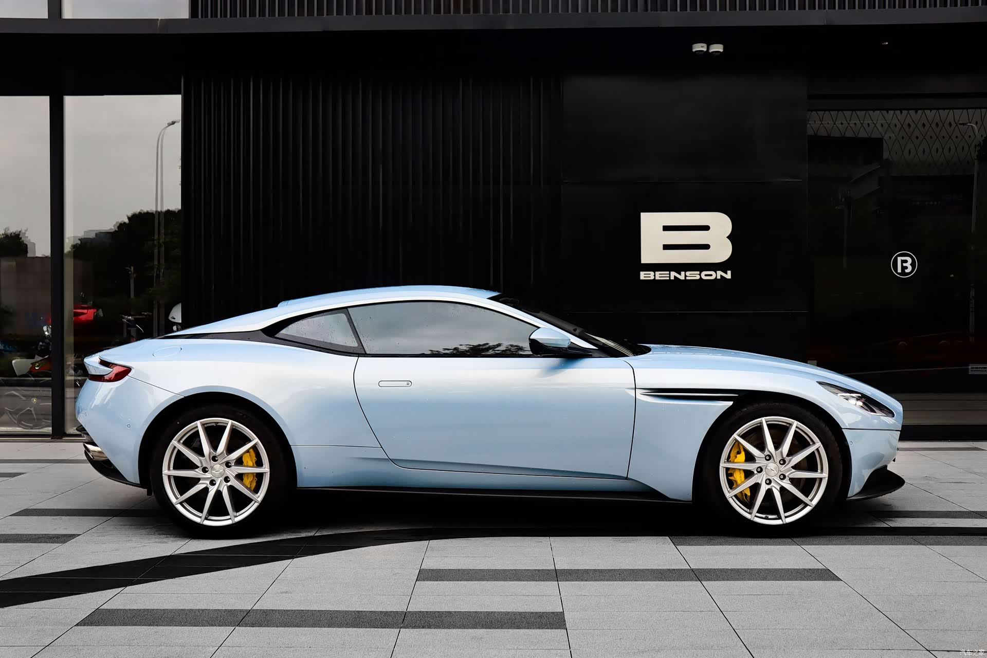 Aston Martin DB11, 2018 все фото
