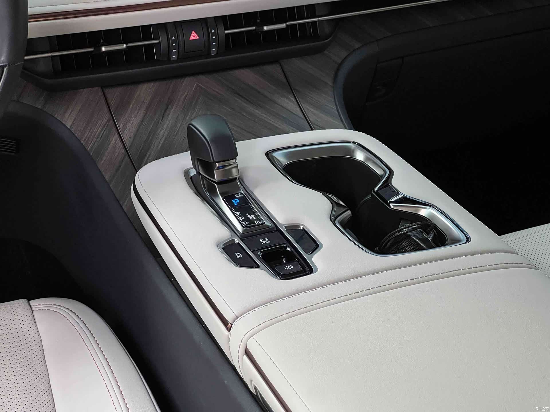Lexus LM, 2024 11