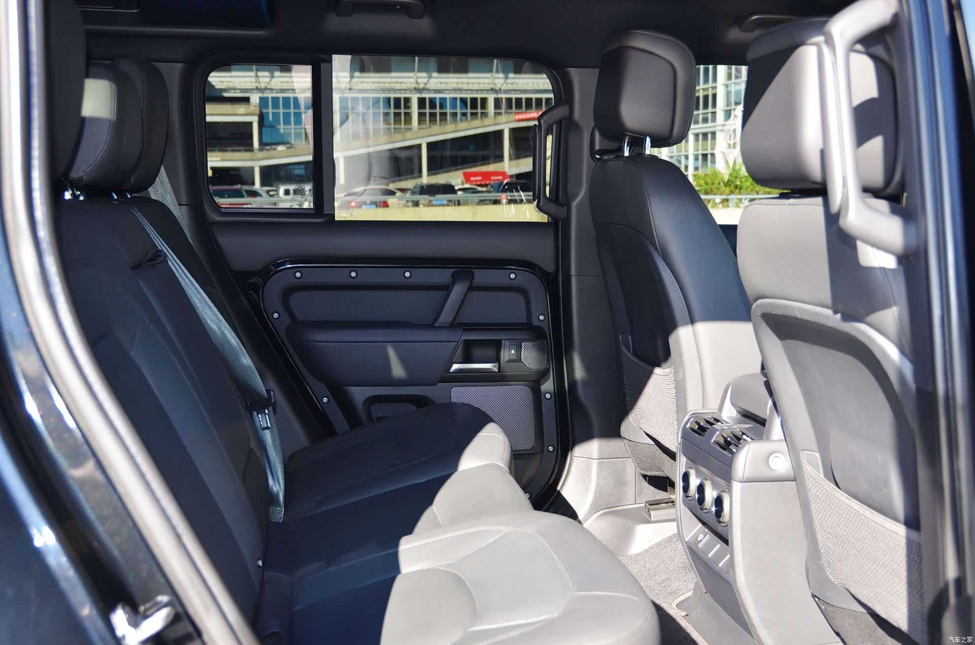 Land Rover Defender, 2023 17