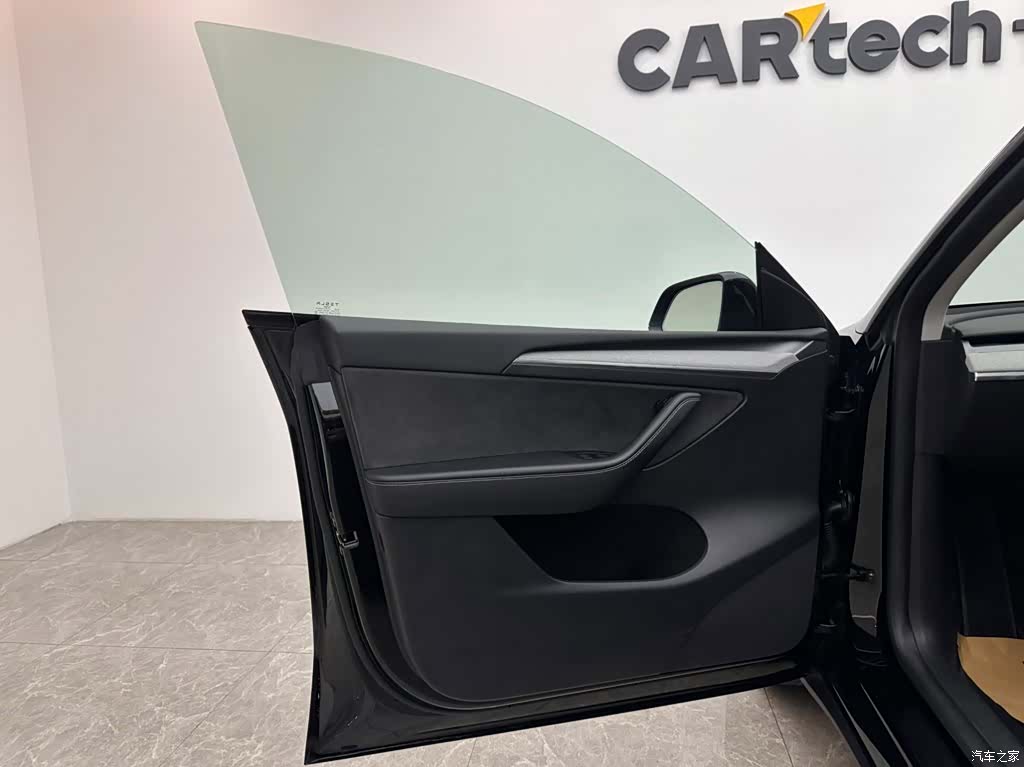 Tesla Model Y, 2023 15