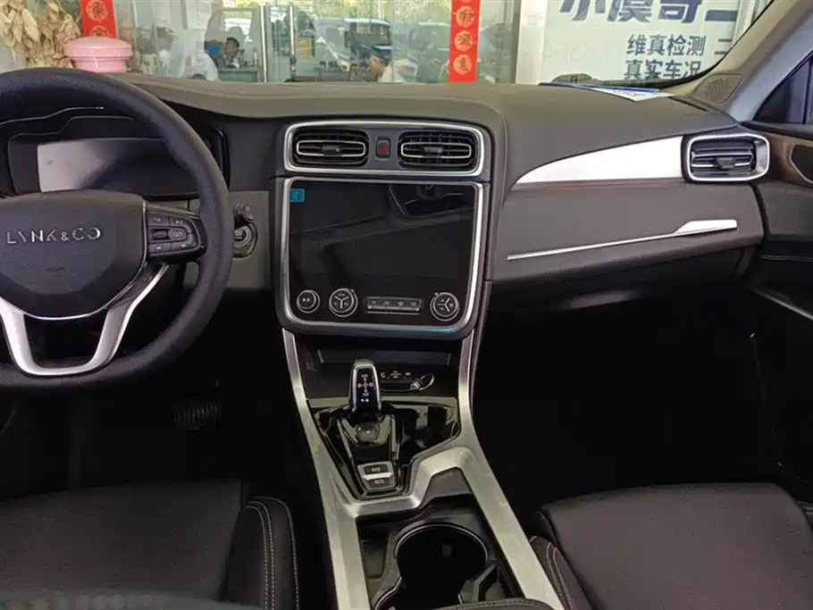 Lynk & Co 01