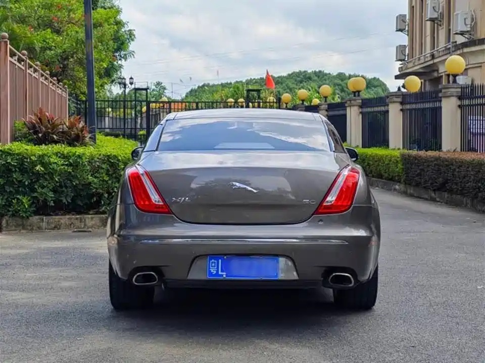 Jaguar XJ