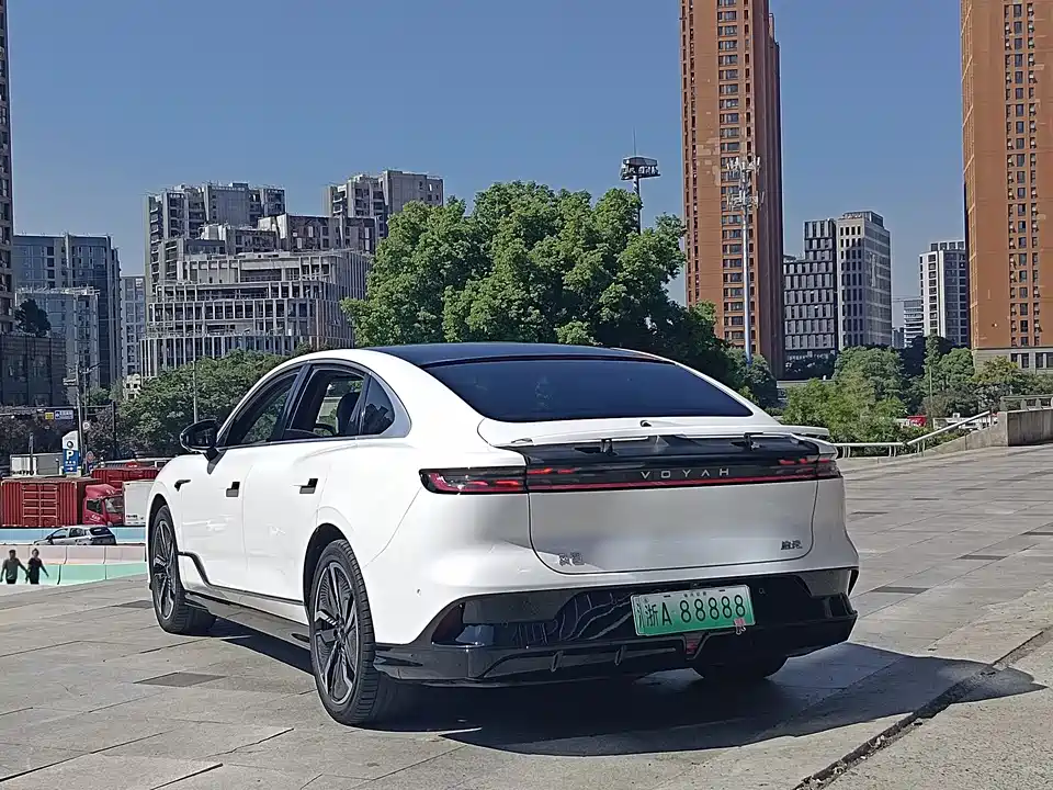 VOYAH Lantu chasing light