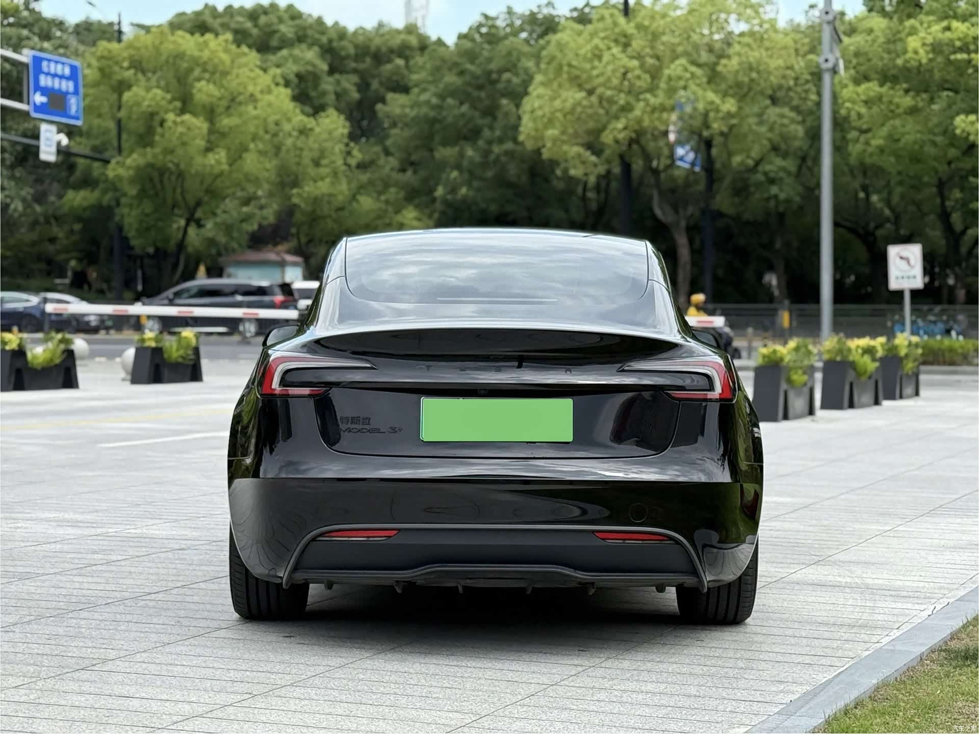 Tesla Model 3, 2025 3