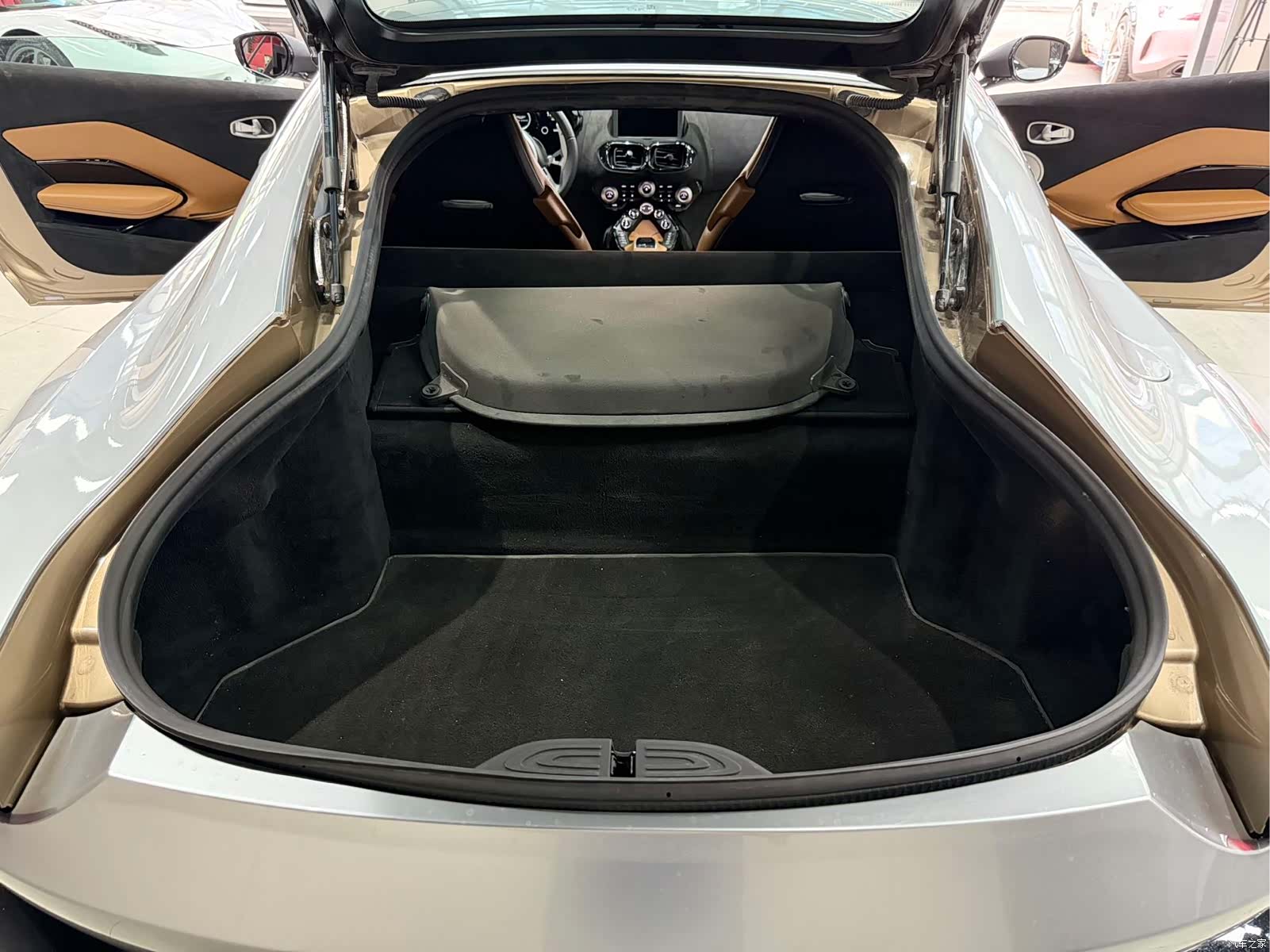 Aston Martin Vantage, 2019 10