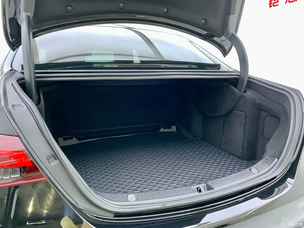 Mercedes-Benz E-Class, 2023 11