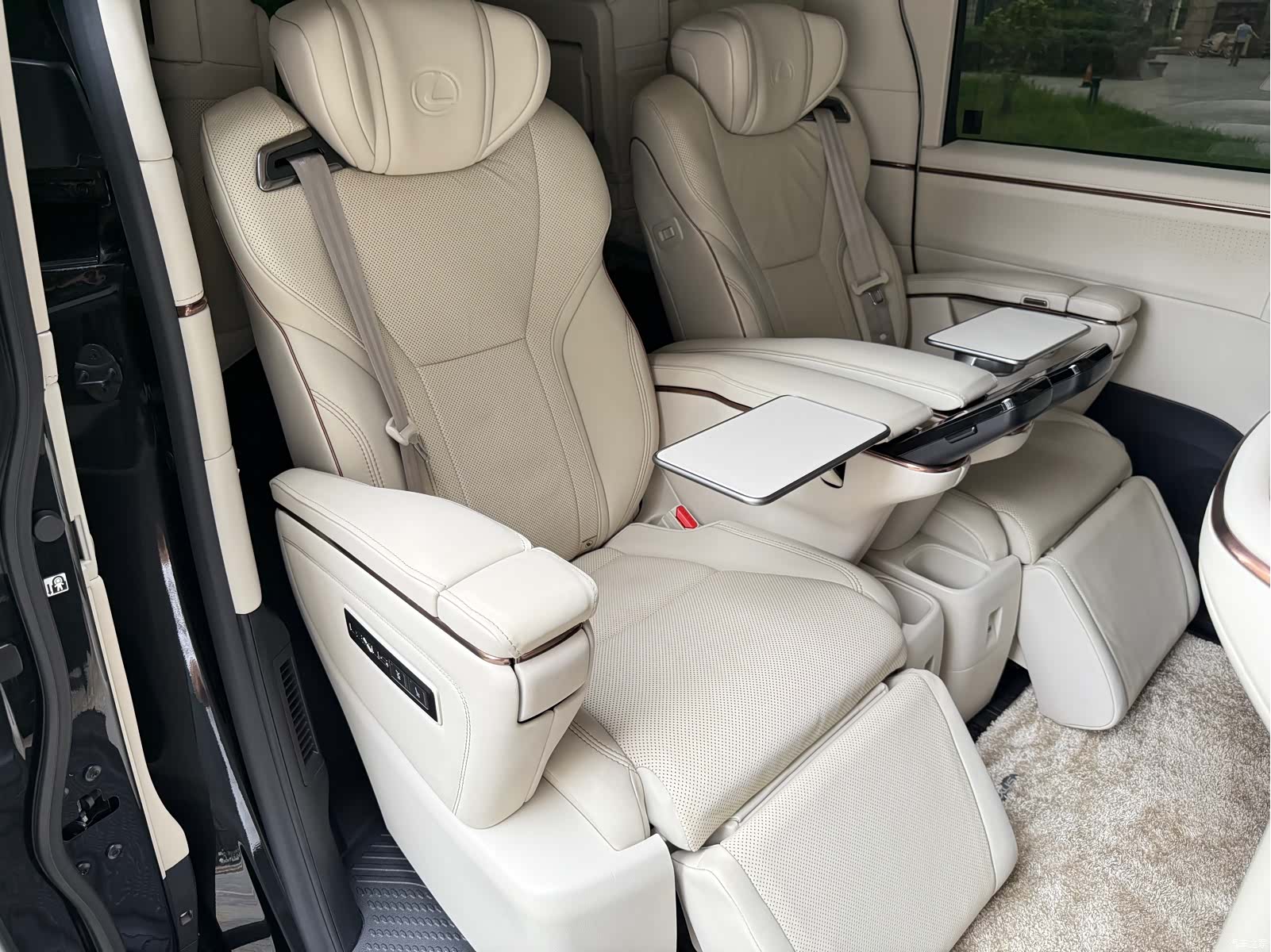 Lexus LM, 2024 11