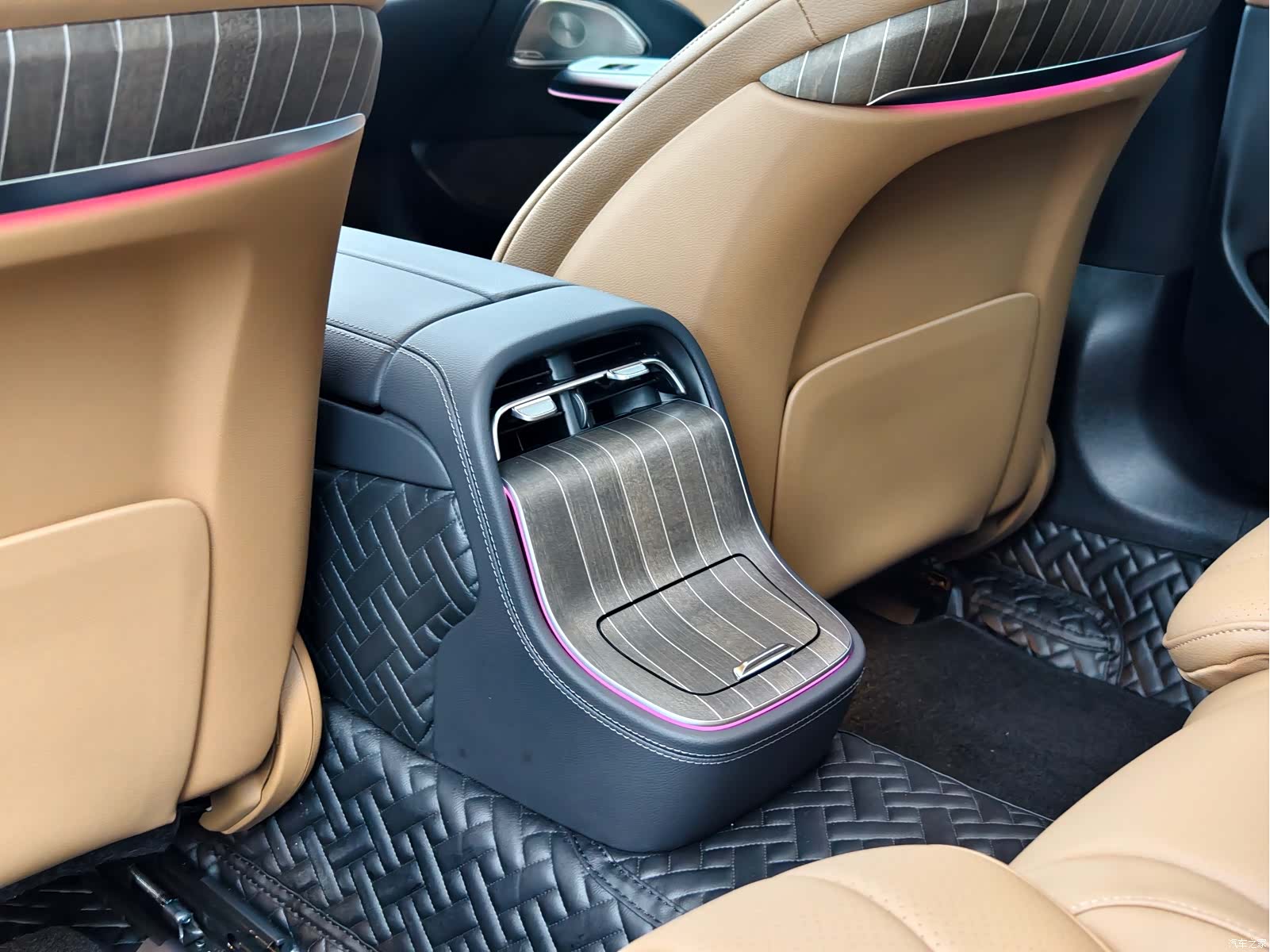 Mercedes-Benz E-Class, 2024 18