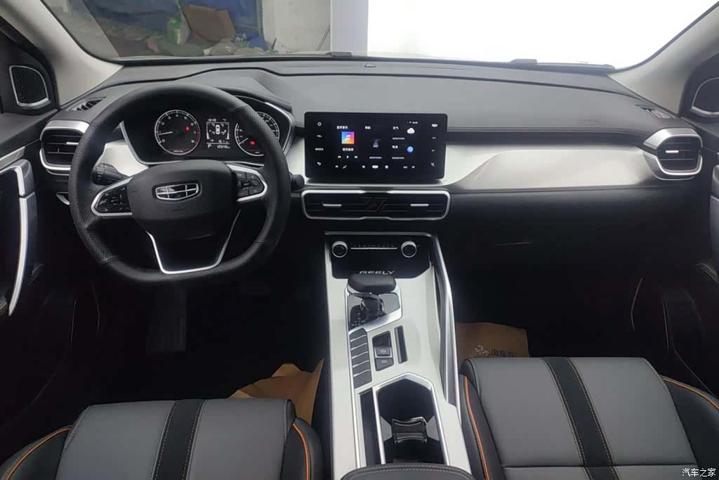 Geely Coolray, 2025 12