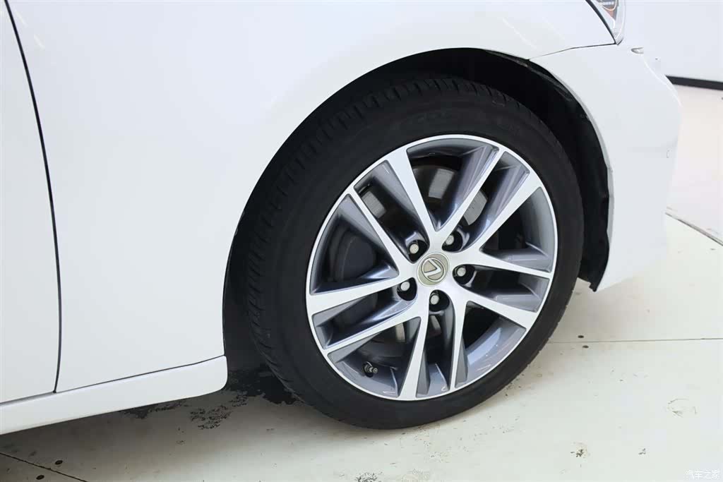 Lexus IS, 2017 11