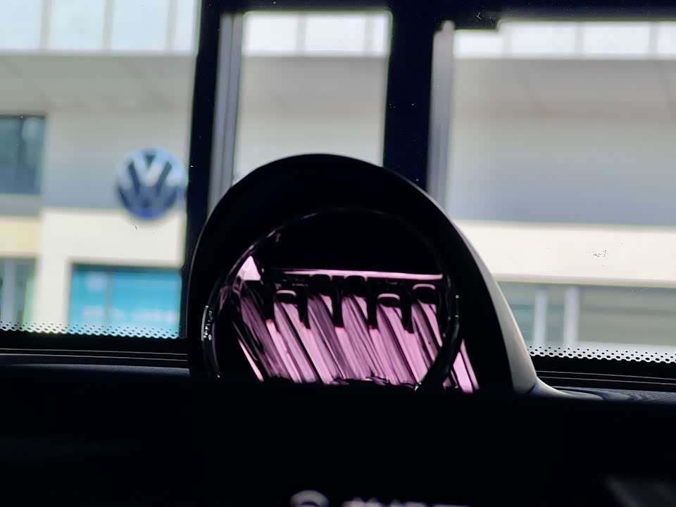 AITO Ask the world M8