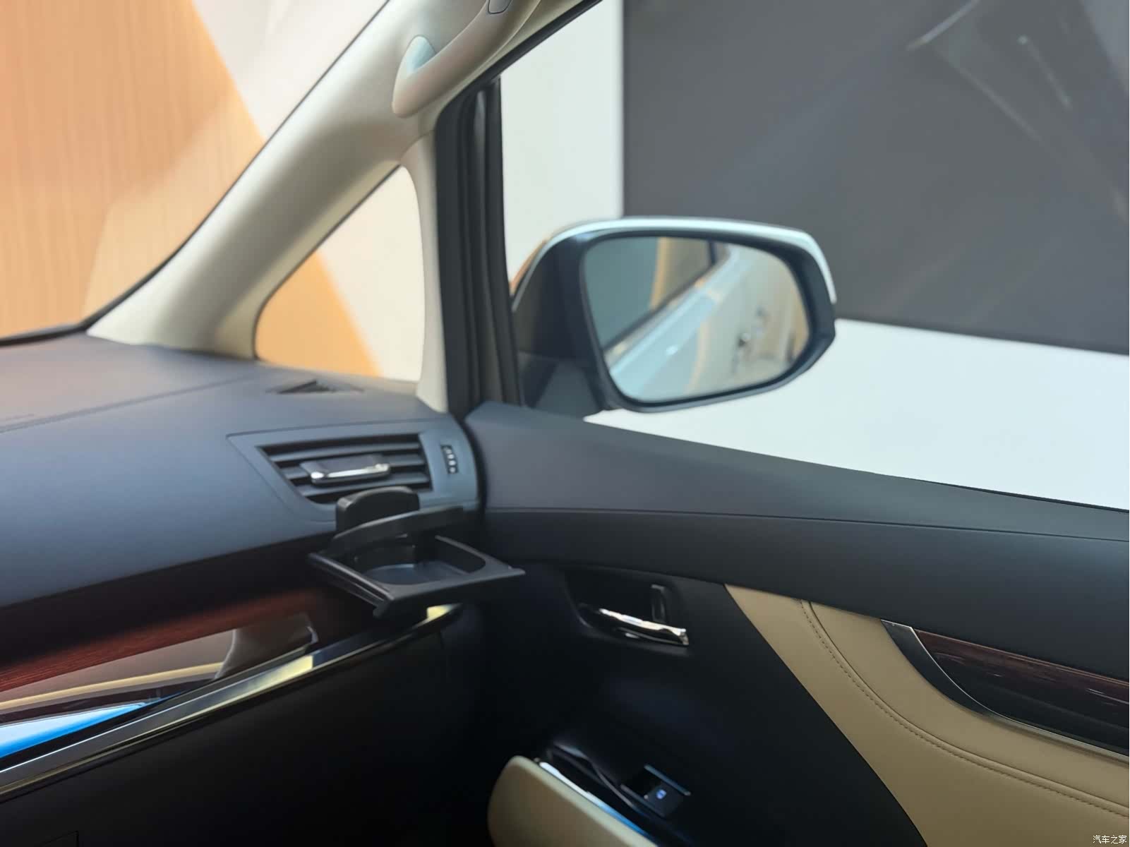 Toyota Alphard, 2016 11