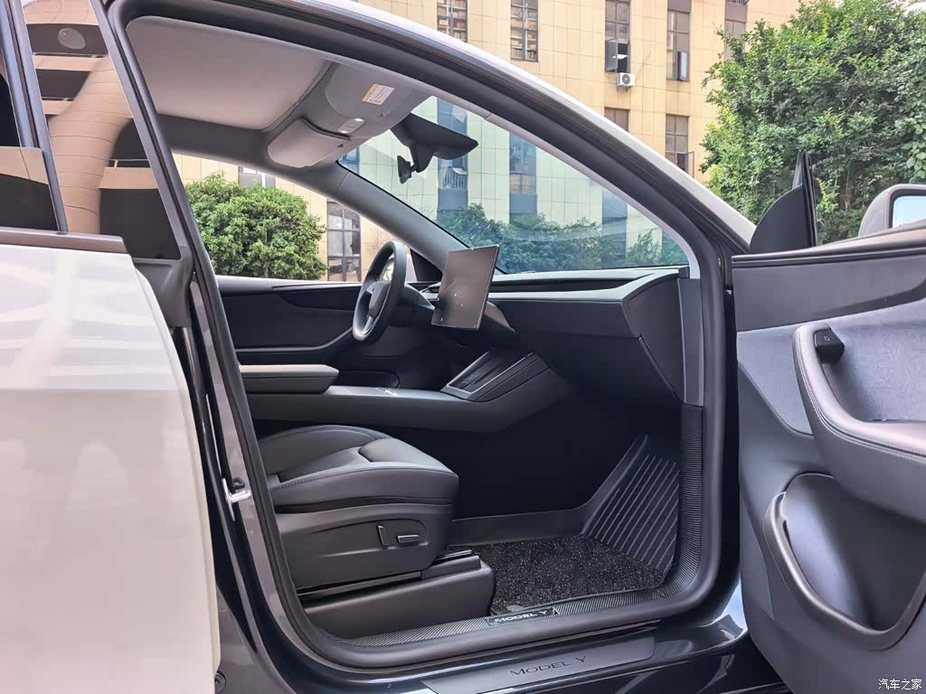 Tesla Model Y, 2025 7