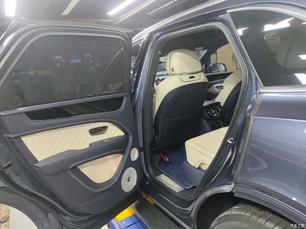 Bentley Bentayga, 2023 7