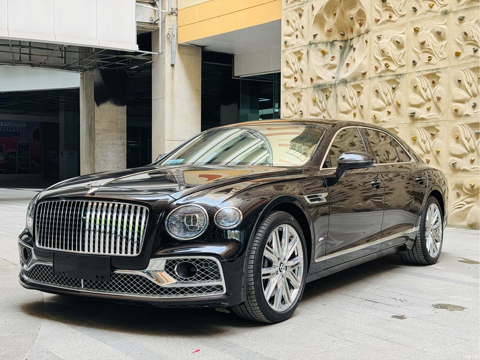Bentley Flying Spur, 2023 1