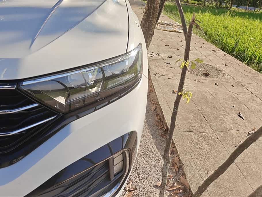 Volkswagen T-ROC exploring Songs