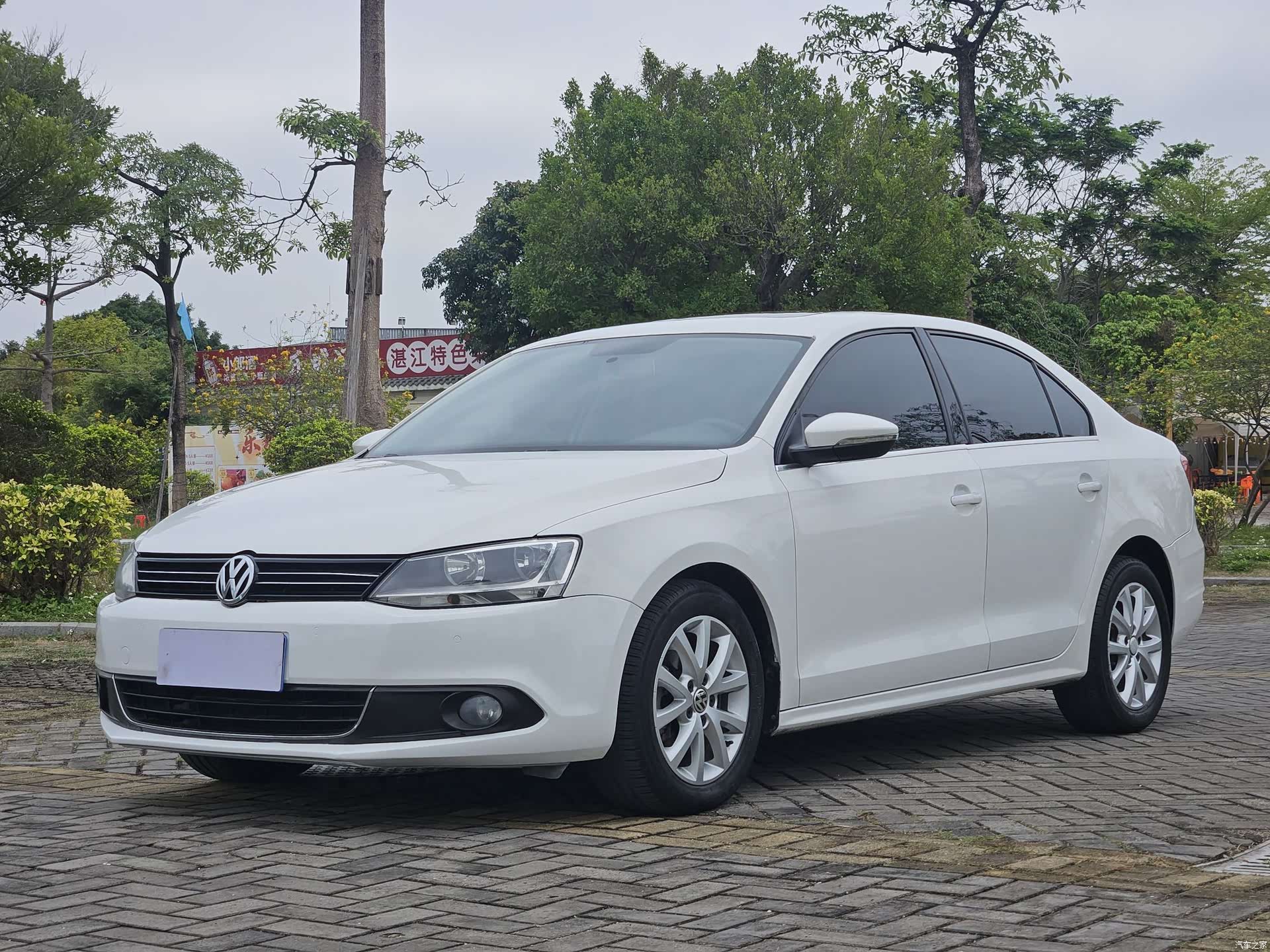 Volkswagen Sagitar, 2012 1