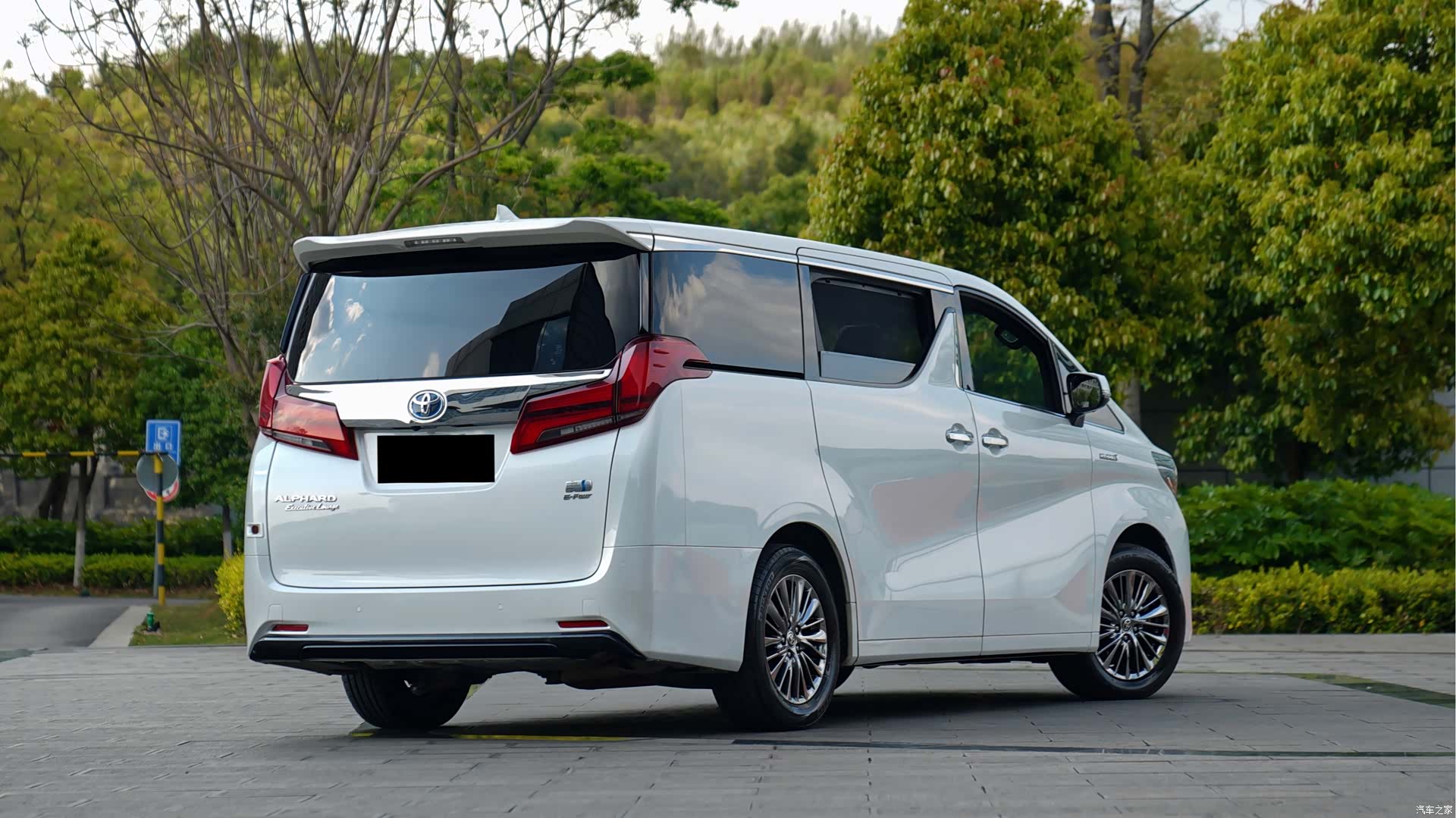Toyota Alphard, 2022 3