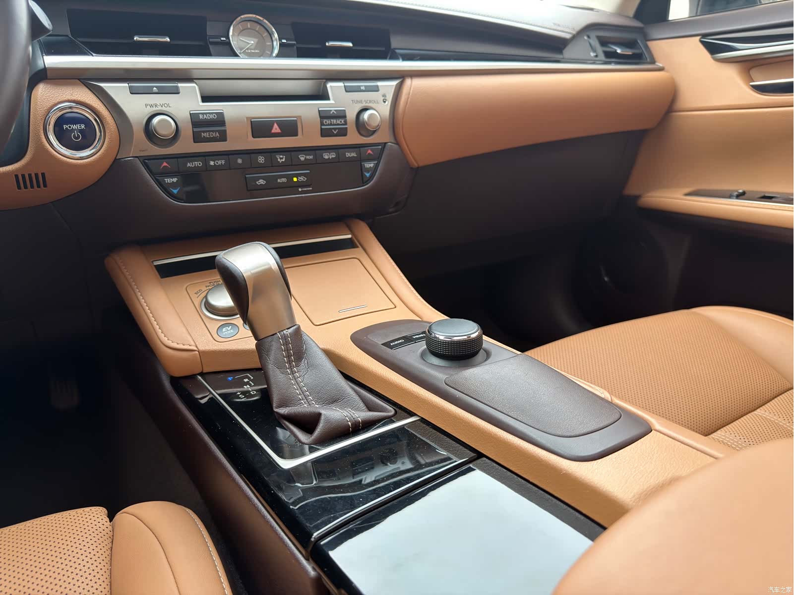 Lexus ES, 2016 16