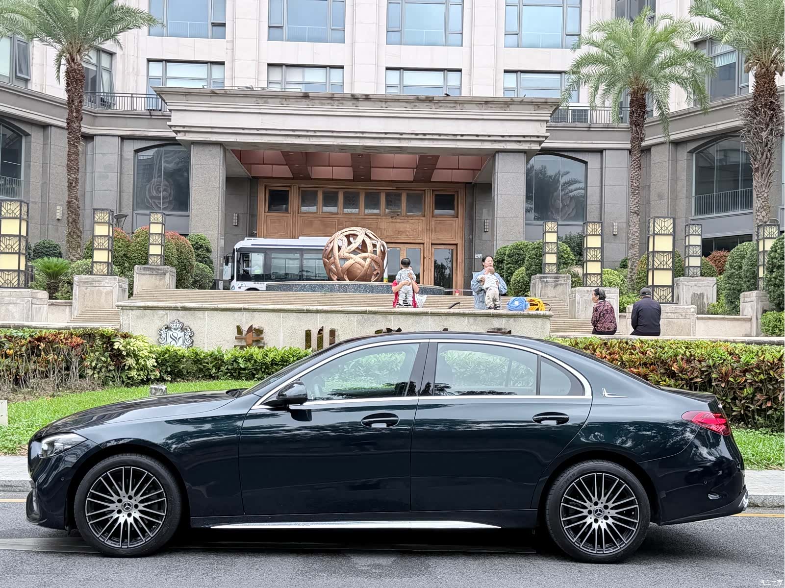 Mercedes-Benz C-Class, 2024 3