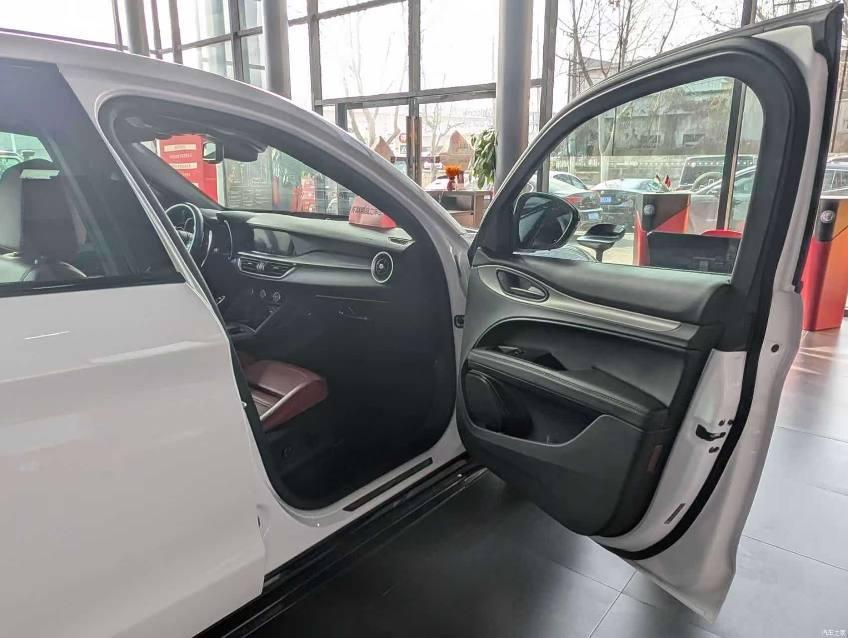 Alfa Romeo Stelvio, 2024 11
