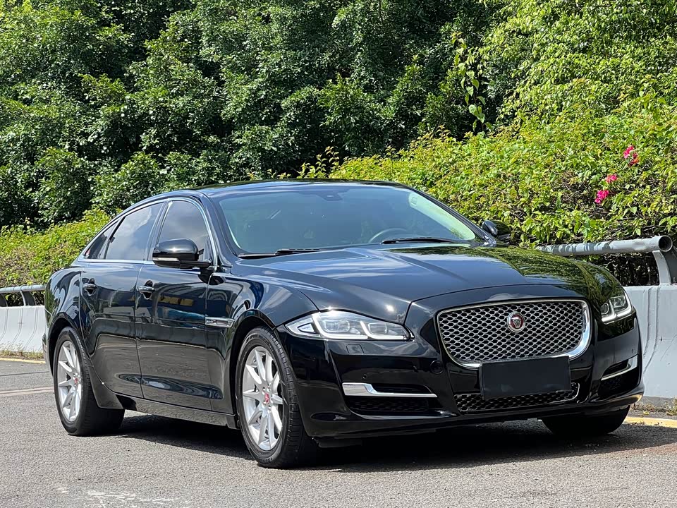 Jaguar XJ