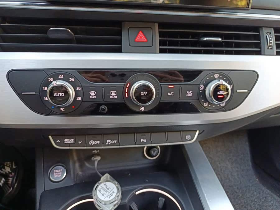 Audi A4L 2021, фото 5