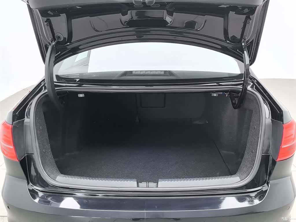 Volkswagen Sagitar, 2017 16
